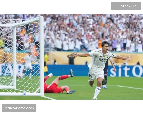 争议瞬间：VAR介入取消皇马点球，主裁亲自回看显示器